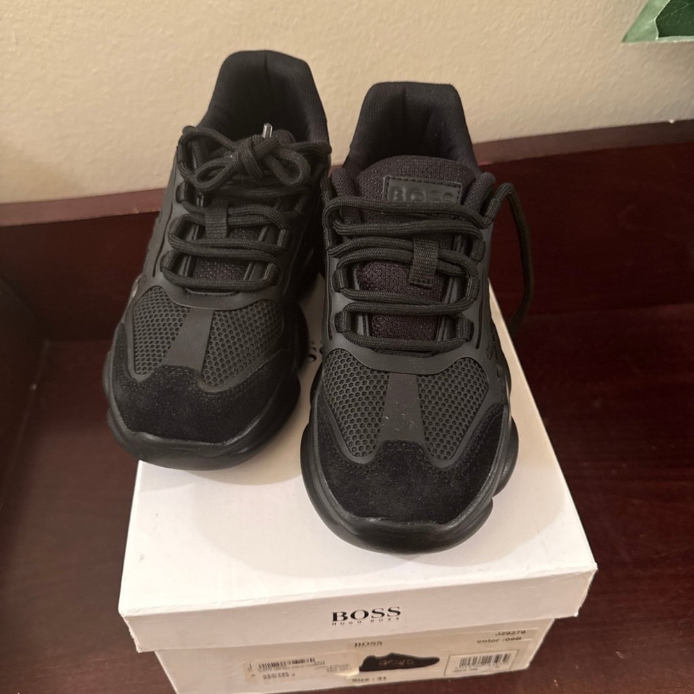 BOSS Kidswear - low top sneakers 
Size 31